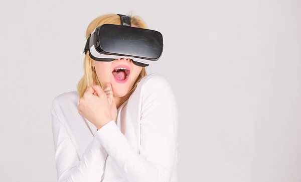 Eine Person mit virtueller Brille fliegt durch den Raum. Frau mit Virtual-Reality-Headset. Frau genießt Cyber-Spaß Erfahrung in vr. eine virtuelle Realität. — Stockfoto