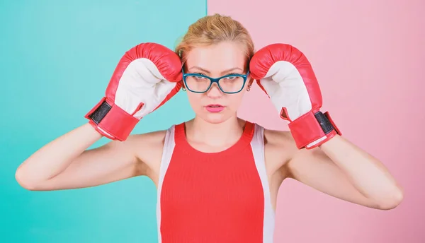 Her confidence is sexy. Cute boxer girl. Pretty woman in glasses and boxing gloves. Athletic woman in sports wear. Sportswoman with nerdy look. Boxing makes her super fit — Stock Photo, Image