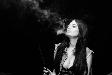 siyah arka planda duman üfler. seksi kadın sigara puro. Kötü alışkanlık. Kadın buharı. nargile barı. Elektronik sigara. sağlıksız bağımlılık. Tabacco ilacı. kopya alanı. Bağımlılık Kurgu Değildir