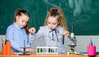 Gerçekten meşgulüm. mikroskop ile biyoloji deneyleri yapan öğrenciler. Laboratuvardaki küçük çocuklar. Okul laboratuvarında kimya öğrenen küçük çocuklar. Kimya mikroskobu. Laboratuvar mikroskobu. çocuk günü