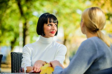 kahve zamanı. Kafede toplantı. moda güzelliği. bisiness öğle yemeği. mutlu arkadaşlar kızlar kafede buluşuyor. kadın frienship. Kahve ile rahatlayın. Mutlu öğle yemeği. Sabah kahvesi içiyor. Günaydın kahvesi