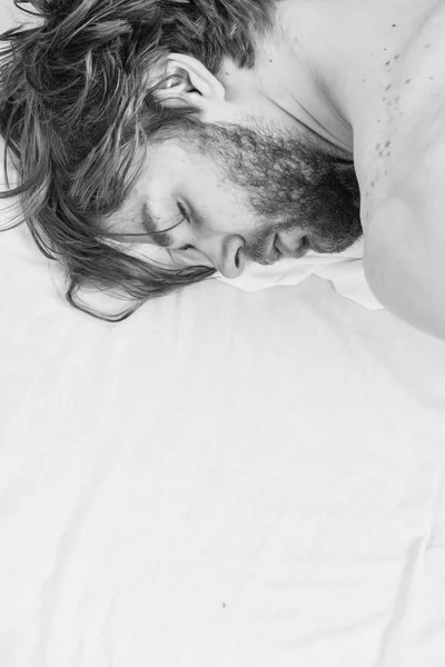 Quel tizio e 'sdraiato sul letto. Allungati dopo esserti svegliato la mattina. Uomo rilassante musica . — Foto Stock