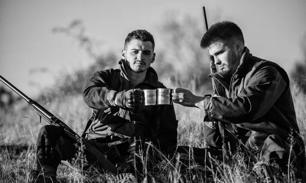 Elégedett Vadászok fogás ital ital felmelegedés. Többi igazi férfi koncepció. Vadászok a puska kellemes természeti környezetben. Vadászat meg hobbi-szabadidő. Vadászok meg élvezze a szabadidős — Stock Fotó