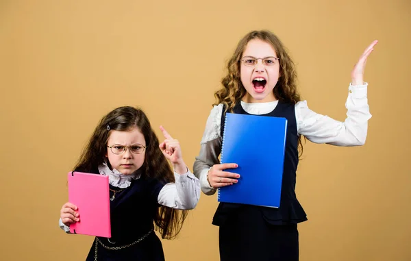 Migliori amici dalla scuola. lavorare insieme in città. quaderno per appunti di diario. lezione di studio. conoscenza ed educazione. Torniamo a scuola. bambine con cartella di carta. Cooperazione produttiva — Foto Stock