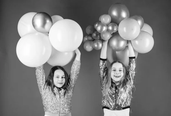 Mutlu anlar yaratmak. Küçük kızlar renkli balonlarla eğleniyor. Mutlu çocuklar hava balonlarıyla oynuyor. Doğum günü kutlaması için balon kullanıyorum. Balonlar şenlikli. — Stok fotoğraf