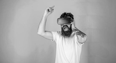 Hipster sakal ve boyunca en sevdiğiniz şarkı için şarkı dövme olan adam. Acımasız adam rock konseri Vr kulaklık, müzik konsepti içinde izlerken gür sakallı. Sakallı adam 3D deneyimi, partide Dj zevk