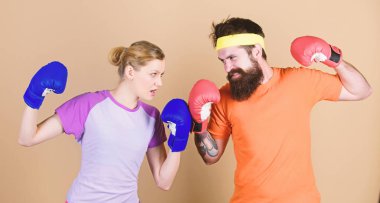 Kaybedenler Şampiyonlar tren şikayet. Mutlu kadın ve spor olarak sakallı adam çalışma. nakavt ve enerji. Eğitim boks eldiven çift. Delme, spor başarı. spor giyim. Mücadele. Eğitim koçu ile