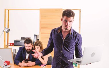 İnternet iş büyük ekolayzır olduğunu. İş arkadaşları mobil Internet bağlantısı kullanırken dizüstü bilgisayar ile Internet projesi yapan işadamı. İnternette gezinmek için iş bilgileri alma