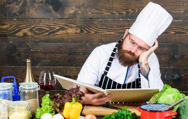 Taze sebzeli vejetaryen salata. Mutfak mutfağı. Vitamini. yorgun sakallı adam. şef tarifi. Organik gıda diyeti. Sağlıklı yemek pişirme. Sakallı olgun hipster. Sağlıklı bir kahvaltı — Stok fotoğraf