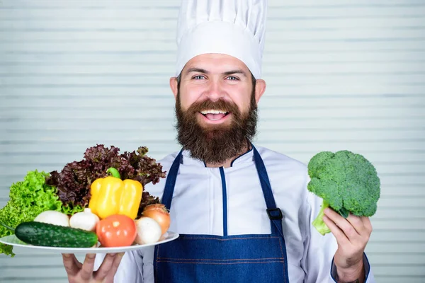 Légumes frais de récolte. Choisissez les meilleurs ingrédients. Homme heureux de présenter d'excellents légumes. De la nourriture biologique. Recette culinaire bio. Maître chef utiliser uniquement des produits respectueux de l'environnement. Concept écologique et biologique — Photo