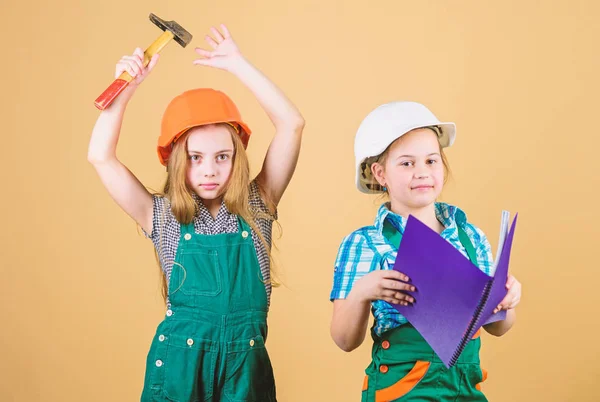 Boldog gyermekeim. Jövőbeli karrier. kis lányok javítása együtt műhelyében. Labor nap 1 május. Kis gyerekek sisakot a tabletta és a kalapács. Foreman ellenőr. Javítás. kislányokat. dolgozó kislányok — Stock Fotó
