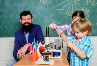 Çocuğa kimyayı açıklamak. Büyüleyici kimyasal reaksiyon. Sınıfta test tüpleri olan öğretmen ve öğrenciler. İlginç okul dersleri. Okul eğitimi. Okul kimya sıyrık deneyi. Okul kulübü