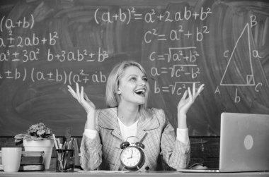 Okul. Evde eğitim. mutlu bir kadın. öğretmen saate blackboard ile. Okula dönüş. Öğretmenler günü. kadın sınıfta. Çalışma ve eğitim. Modern okul. Bilgi gün. İşletme uzmanları