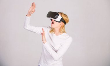 Sanal gerçeklik kulaklık kullanan kadın. Sanal gerçeklik giyen kadın gözlüğü. Kadın çok heyecanlı 3d gözlük kullanma. VR oyunu.