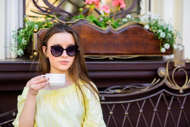 Taze kahve ile ısınmak. yaz modası. Kafede toplantı. sabah kahvesi. Randevuyu bekliyorum. kız kafede dinlenmek. İş yemeği. Günaydın. Kahvaltı. gözlük şık kadın kahve içmek