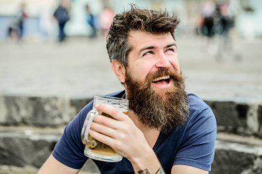 Dışarıda bira bardağı olan sakallı adam. Sakal saç bira içme olgun hipster. hafta sonu dinlenmek. acımasız erkek ferahlık ihtiyacı var. alkollü bira içecek içmek. Şerefe