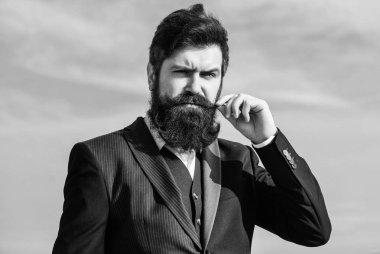 İş adamı gökyüzüne karşı. Sakallı adam. Bıyıklı acımasız beyaz hippi. Gelecekteki başarısı. Erkek resmi moda. Olgun hippi sakallı. Adam dokunmatik sakalı sakallı. Sakallı açık