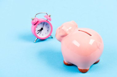 para kazanma zamanı. finans ve ticarette başarı. iş başlangıç. finansal pozisyon. Emeklilik. aile bütçesi. çalar saat ile kumbara. Para kutusu. zaman paradır. Ekonomi ve bütçe artışı