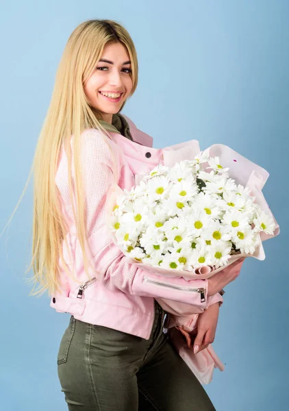 Giorno di madri di compleanno 8 marzo o qualsiasi altra occasione per regalo. Ragazza tenera bionda sensuale tenere bouquet di camomilla. Adoro la camomilla. Servizio di consegna fiori. Camomilla simbolo di innocenza e tenerezza — Foto Stock