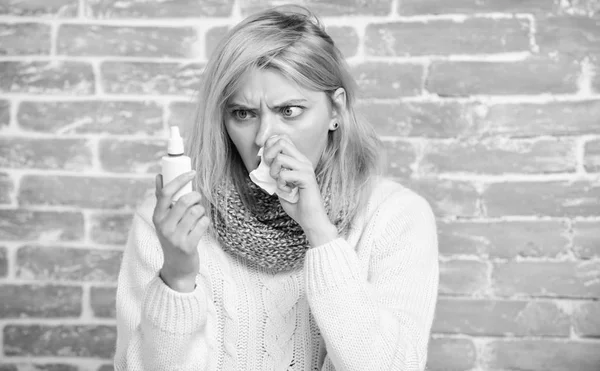 Manteniendo la medicación en su nariz. Sufrimiento de asma o rinitis alérgica. Mujer enferma con gotas en la nariz. Linda chica con secreción nasal sosteniendo gotas nasales. Mujer linda amamantando frío nasal o alergia —  Fotos de Stock