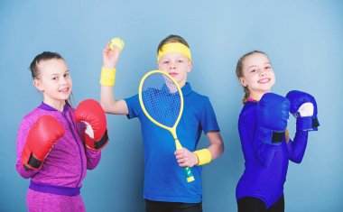Çocuk tamamen farklı bir spor excel olabilir. Sportif kardeşler. Boks spor ekipmanları ve erkek tenisçi ile kız çocuklar. Çocukların keyif aldıkları sporları bulmalarına yardımcı olmanın yolları. Arkadaşlar spor eğitimi için hazır