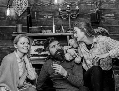 Toplama, birlikte vakit bir aile. Kadın kocasının ve genç çocuk konuşuyor izlerken mutlu gülümseme ile. Kız bir şey babasıyla tartışıyor. Retro kıyafeti mulled şarap içme sakallı adam