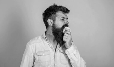 Erkek diyet beslenme meyve yiyor. Uzun sakallı ve elma yiyen yakışıklı bir hipster. Hipster aç sulu olgun elma ısırır. Ben elma Meyve sağlıklı atıştırmalık her zaman iyi bir fikir seviyorum. Sağlıklı beslenme kavramı