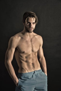 Sporcu seksi gövde ve göğüs. Altı paket ve ab kasları olan adam. Eğitim ve egzersiz etkinlik içinde jimnastik salonu. Atlet şort fit vücut ile. Spor ya da fitness ve welness kavramı, vintage filtre