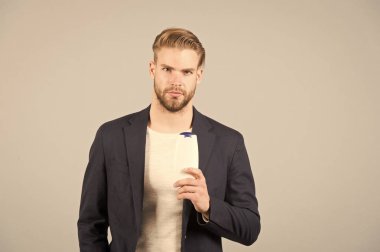 Kepek ortak erkek sorun. İlaçlar kepek kurtulmak. Resmi takım elbise şişe şampuan gri arka plan tutun. Kaşıntılı kafa derisi ve flakiness cilt. Şampuan kepek sorunu çözmek. Kepek şampuanı Anti