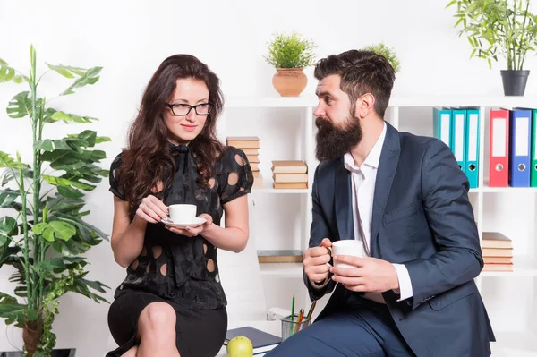 Rumores de escritório. Café de escritório. Alguns colegas de trabalho relaxar coffee break. Compartilhe o café com o colega. A namoriscar colegas. Homem barbudo e mulher atraente. Homem e mulher conversa hora do café — Fotografia de Stock