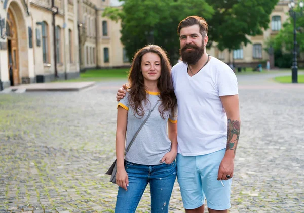 Aimer le cœur est la sagesse la plus vraie. Couple relaxant en appréciant l'autre. Homme barbu hipster et jolie femme amoureuse. Vacances d'été. Tomber amoureux. Heureux ensemble. Couple amoureux marchant en s'amusant — Photo