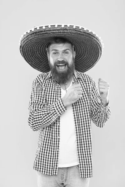 Για το κόμμα σας μεξικάνικο θέμα. Hipster στο ευρύ χείλος καπέλο. Μεξικού ο άνθρωπος φορώντας σομπρέρο. Γενειοφόρος άνδρας με το μεξικάνικο καπέλο. Παραδοσιακή μόδας αξεσουάρ για κόμμα φορεσιά. Είναι ερωτευμένος με μεξικάνικο στυλ — Φωτογραφία Αρχείου