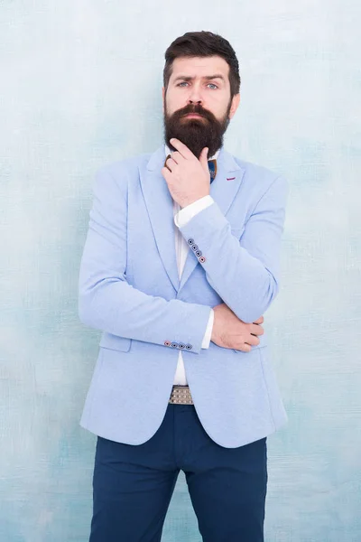 Día de la boda. Elegante novio. Declaración con su impresionante chaqueta de traje crujiente. Estilista experta en moda. Estilo de traje. Tendencias de moda para novio. novio barbudo hipster hombre usar luz azul esmoquin y pajarita — Foto de Stock