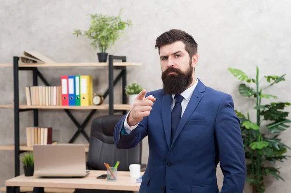 Hombre de negocios traje formal tipo exitoso. Dirige una empresa. Recursos humanos. Entrevista de trabajo. Ocupación profesional de reclutador. Hombre barbudo jefe de alto gerente en la oficina. Carrera de negocios. Iniciar su propio negocio — Foto de Stock