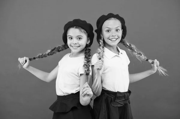 Escola de francês. Conceito de moda escolar. Aluno sorridente meninas vestem uniforme formal e boina chapéus. Programa internacional de intercâmbio escolar. Educação no estrangeiro. Inscreva-se formulário entrar escola internacional — Fotografia de Stock