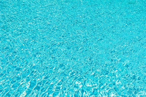 Pazzo per l'acqua. vacanze estive. piscina di lusso dell'hotel. onde d'acqua blu. vita sulla spiaggia di Malibu. fondo dell'oceano subacqueo. Bahamas Resort. fondo marino. piscina acqua di mare. Superficie del mare fluente — Foto Stock