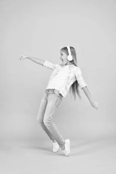 La canción más feliz que conoce. Feliz niña bailando música. Niña escuchando música en auriculares. Lindo niño disfrutando de música de baile feliz. Bailarina. La música es felicidad para ella — Foto de Stock