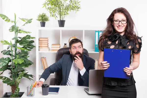 Rapport d'activité. Équipe d'affaires prospère. Homme et femme séduisante. Directeur du patron et PDG. Secrétaire d'affaires. Bureau de travail en couple d'affaires. Travail et carrière. Couple au bureau — Photo