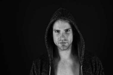 Adam yakışıklı bakımlı maço siyah arka plan üzerine. Duygu kendinden emin. Erkek güzellik ve erkeklik. Adam çekici emin modeli. Onun tarzı kendine güvenen. Karanlık giysili adam. Çekici adam