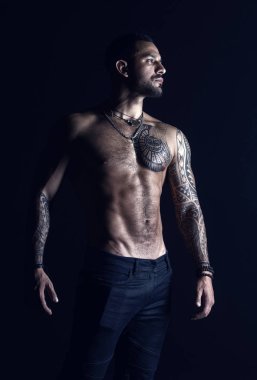 Fitness ve spor ile ilgilenmek. Dövmeli adam seksi kas gövde göster. Sporcu altı paketi ve AB vücut geliştirmeci pazı ve triceps ile. Moda modeli dövme kot pantolon ile