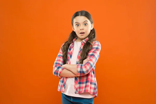 Todos os dias me pergunto. Criando personalidade versátil. Conceito de infância. Menina criança ficar fundo laranja. Criança mental e fisicamente saudável. Cuidados infantis e psicologia. Bem-estar e saúde — Fotografia de Stock