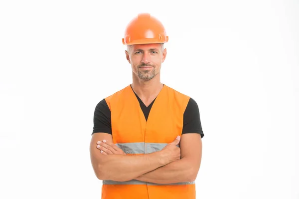 A segurança é o ponto principal. Homem chapéu duro protetor e uniforme fundo branco. Trabalhador construtor confiante olhando câmera. Conceito de equipamento de proteção. Construtor cruzou o peito das mãos. Forte construtor bonito — Fotografia de Stock