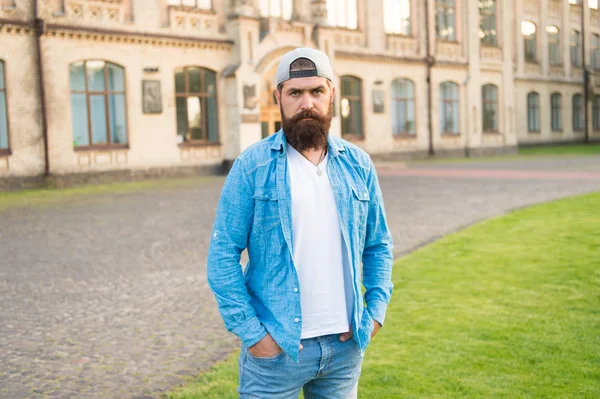 Décontracté et confortable. Mode de vie hippie. Cool hipster avec barbe porter une casquette de baseball élégant. Brutal bel homme hipster reposant le jour de l'été. Homme barbu style branché hipster. Guy tenue moderne — Photo