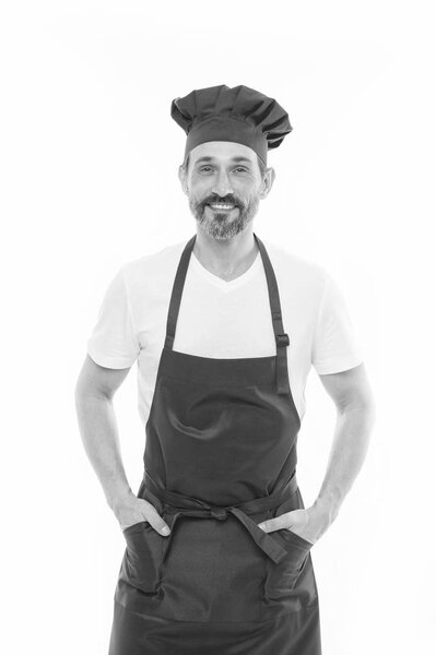 Я буду убирать и готовить для тебя. Взрослый мужчина в шляпе шеф-повара и фартуке. Старший повар с бородой и усами в фартуке. Пожилой шеф-повар в красном фартуке. Домашняя кухня
