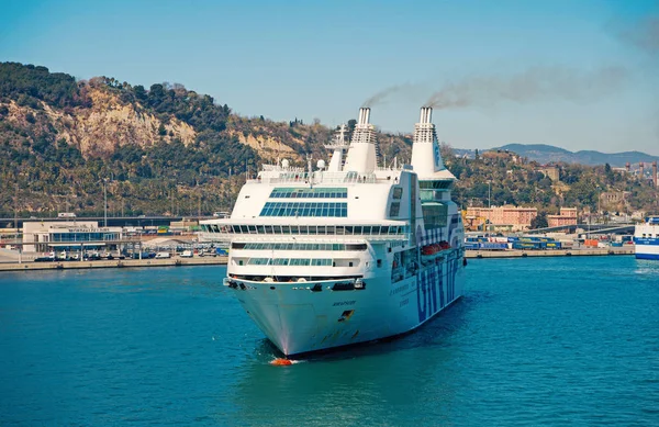 Barcellona, Spagna - 30 marzo 2016: nave da crociera GNV Rhapsody Genova in porto. Viaggio di destinazione della nave da crociera. Vacanze estive e vacanze. Viaggiare via mare su nave da crociera. Grande nave da crociera — Foto Stock