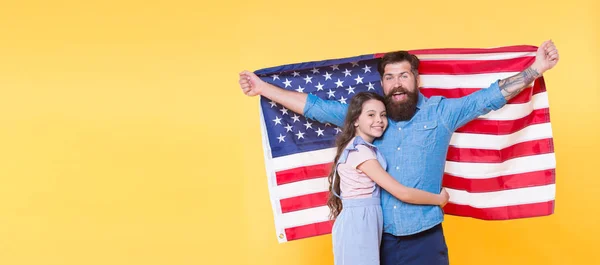 Libertad para ti y para mí. ¿Cómo celebran los americanos el día de la independencia? Padre americano barbudo hipster y linda hijita con bandera de EE.UU.. La independencia es felicidad. Día de la independencia vacaciones — Foto de Stock