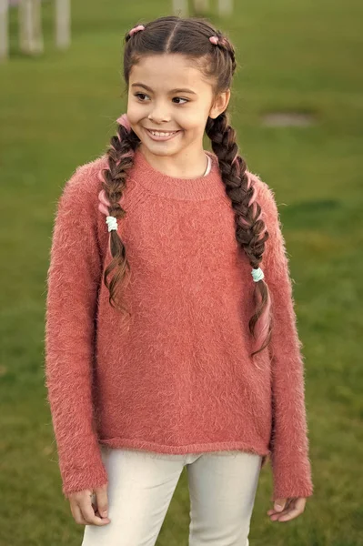 Aprovechando las actividades divertidas. Niña divertirse un poco en otoño. Niño feliz en el paisaje de otoño. Niño pequeño feliz sonriendo. Me encanta el otoño —  Fotos de Stock