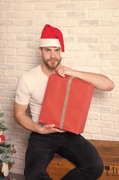 Macho in cappello di Natale tenere regalo avvolto — Foto Stock