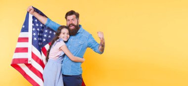 Senin ve benim için özgürlük. Bağımsızlık mutluluktur. Bağımsızlık günü tatili. Amerikalılar bağımsızlık gününü nasıl kutlarlar? Baba amerikan sakallı hipster ve Abd bayrağı ile sevimli küçük kız