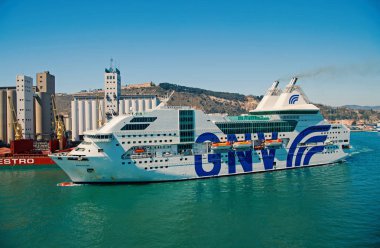 Barselona, İspanya, 30 Mart 2016: gemi veya liner Gnv Rhapsody Genova deniz Harbor üzerinde dağ manzarası. Cruise Gemi hedef ve seyahat. Deniz kenarında gemide seyahat. Büyük yolcu gemisi